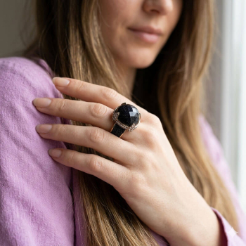 a cuckoo Moment silver cocktailring Manhattan, blue stingray, cabochon sandstone, pink gold plated, style