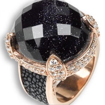 a cuckoo Moment silber cocktailring Manhattan, blue, cabochon sandstein blau, rosevergoldet, Nahaufnahme