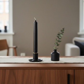 Preview: Engels Kerzen ZAPF taper candle in glossy black lacquered finish, set in a sleek matte-black modern candleholder on a warm walnut sideboard. A simple black vase with a eucalyptus stem and cream linen runner alongside. Pure modern Hamburg living mood. Trix