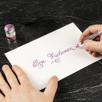 Preview: Kalligrafie mit Jacques Herbin Rose Cyclamen Tinte und Glasfeder auf weißem Papier
