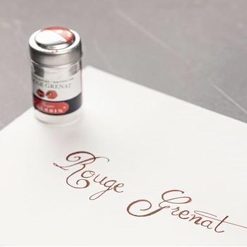 Jacques Herbin Rouge Grenat Aluminiumdose mit eleganter dunkelroter Kalligrafie auf Papier