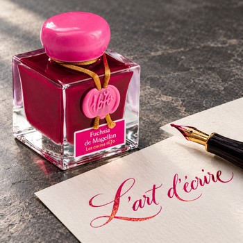 Preview: Jacques Herbin Fuchsia de Magellan Tinte neben cremefarbenem Papier mit pinkfarbener Kalligrafie und goldenen Schimmerreflexen