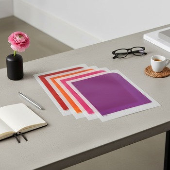 Preview: Julifoli Dokumentenhuelle MONO TREND I, faecherfoermig auf modernem Schreibtisch ausgelegt. Fuenf transparente A4-Sleeves in warmen Farben (pink, rot, orange, rosa, lila) mit rosa Ranunkel und Espresso. Stilvolle Office-Stimmung im Hamburger Concept Store