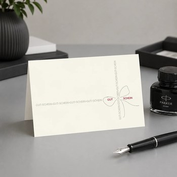 Preview: Trixi Gronau Gutscheinkarte LOOP Schleife, B6 Querformat in cremefarbenem Perlglanzpapier mit kunstvoller Schleife-Komposition aus dem typografisch wiederholten Wort GUT-SCHEIN in feiner grauer Sans-Serif, die zentralen Worte GUT und SCHEIN in tiefem Wein