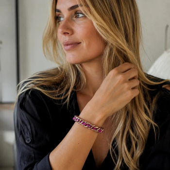 Vain CHOCKER Armband pink rosévergoldet am Handgelenk getragen, Stylingaufnahme