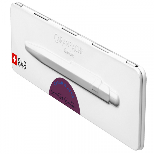caran d ache 849 Kugelschreiber caran d Ache 849 ballpoint Claim Your Style bordeaux, Metallbox von der Seite