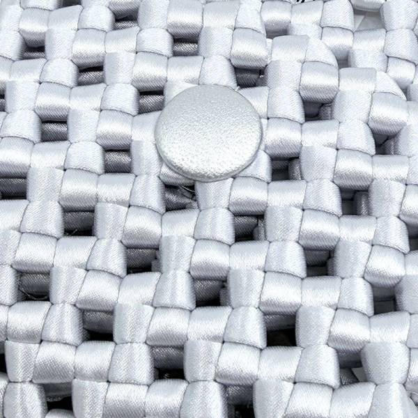 Kleine Schultertasche Lucifer Stoff geflochten silber, silberne Akzente, verschluss