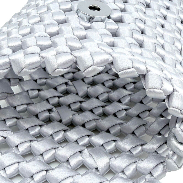 Kleine Schultertasche Lucifer Stoff geflochten silber, silberne Akzente, inside