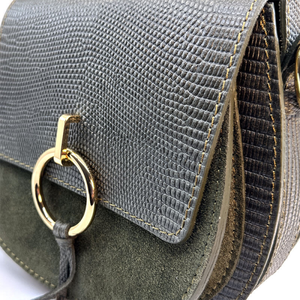 Crossbody-Saddelbag, Nane, Leder khaki, geprägt, detail Verschluß