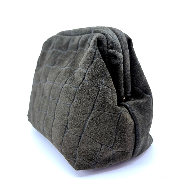 Seitenansicht der Vimoda Aura Clutch mit weich gerundeter Form und Croco-Blindprägung