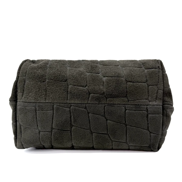 Unterseite der olivfarbenen Vimoda Aura Clutch mit strukturierter Lederoberfläche