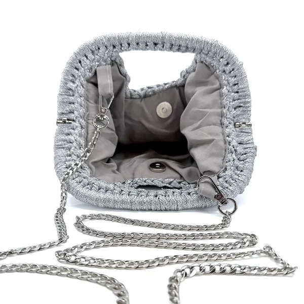 Geöffnete Vimoda CLAUDETTE Tasche in Silber mit abnehmbarem Kettenriemen und Magnetverschluss