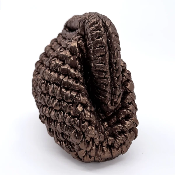 Vimoda CLAUDINE Clutch Bronze von der Seite mit strukturierter Häkeloberfläche