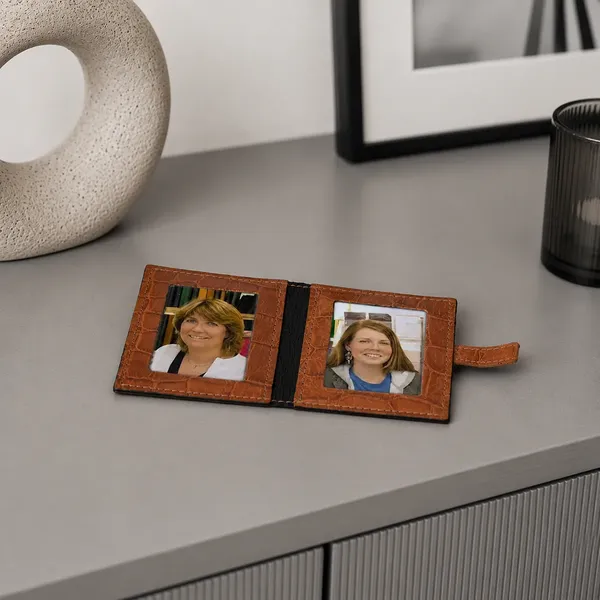 Fotoetui Bella, Leder Fotoetui in goldorange auf Sideboard, Trixi Gronau, KI-Visualisierung
