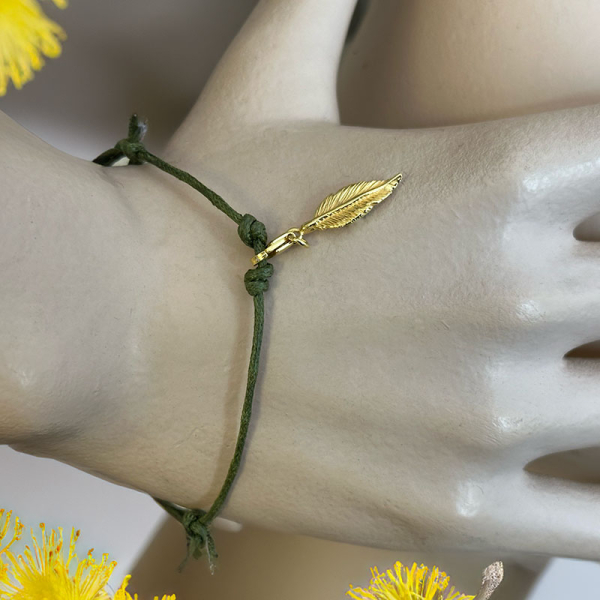 Bernardes Armband Baumwollkordel grün mit Anhänger Feder silber vergoldet, style