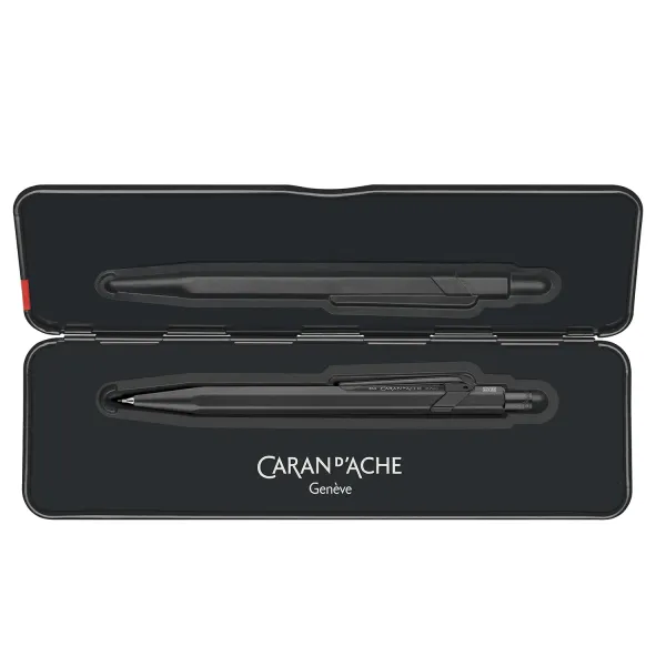 Caran d'Ache, Kugelschreiber, 849 black code, schwarz, slim case offen