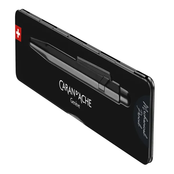 Caran d'Ache, Kugelschreiber, 849 black code, schwarz, slim case seitlich