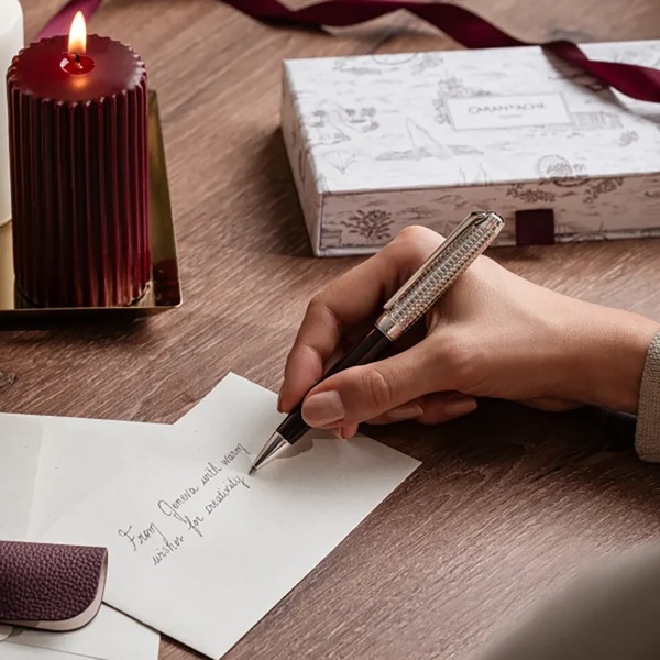 Caran d'Ache Léman Toile de Jouy Bordeaux Kugelschreiber beim Schreiben einer Karte