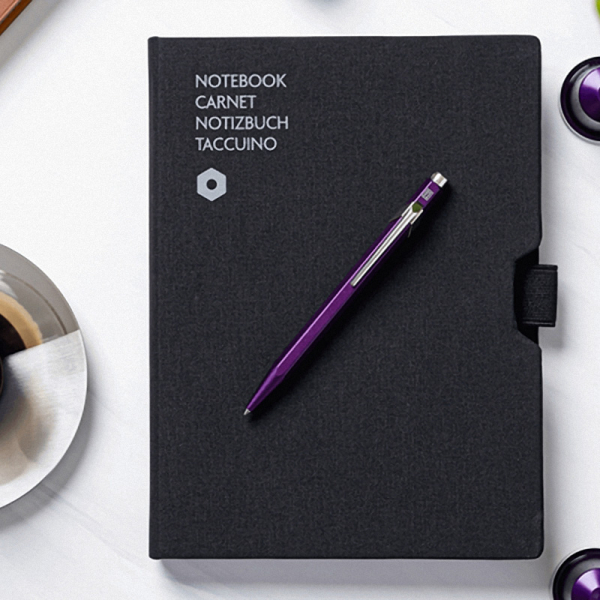 Caran d'Ache, Kugelschreiber,849, Nespresso Edition No3, matt violett Arpeggio, style mit schwrzem Buch