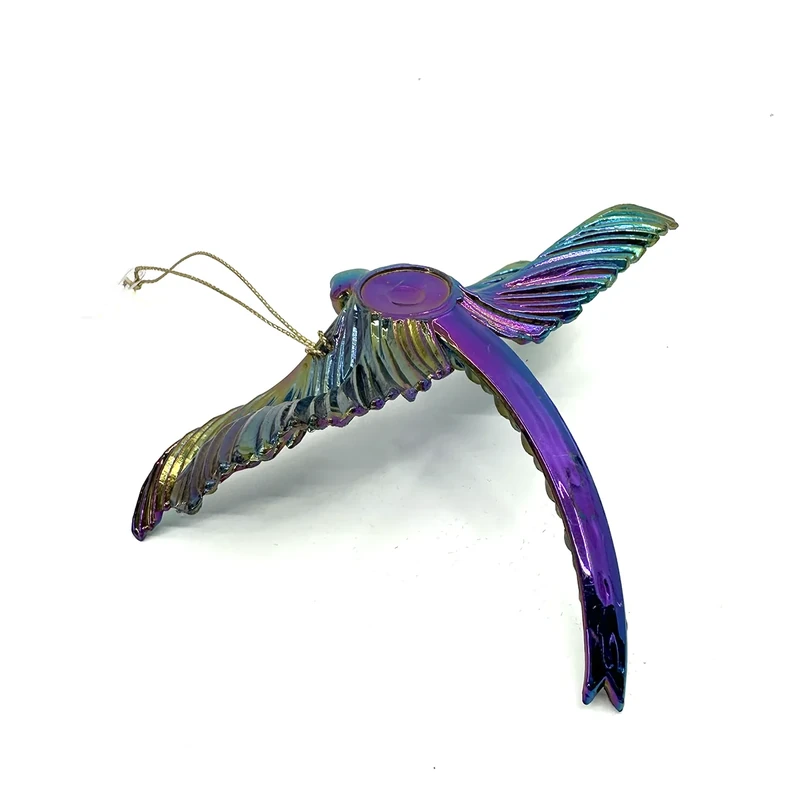 Rückseite des Christmas Inspirations Weihnachtsanhängers Libelle Dragonfly mit glatt glänzender, changierender Oberfläche in Violett, Blau und Grün und goldfarbenem Kordelknoten, die beiden blauen Schmucksteine sitzen auf der Vorderseite