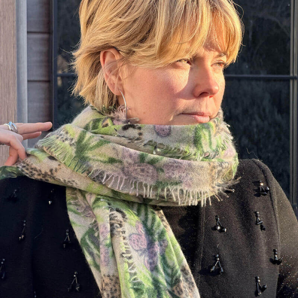 Cute Stuff, cashmere Schal, Jungle grau lila, Model