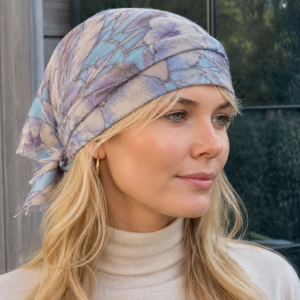 Frau trägt Cute Stuff Ginko Eisblau Cashmere Bandana als Kopftuch, KI-Visualisierung