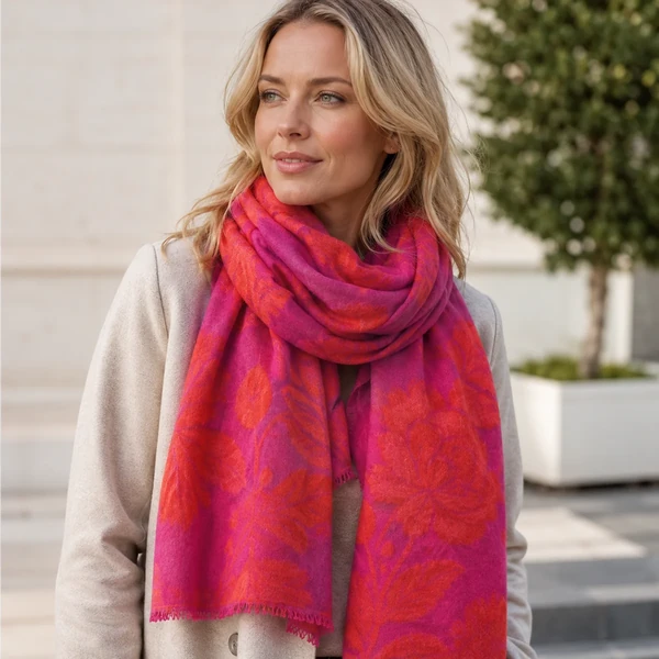 Frau tr&auml;gt Cute Stuff Cashmere Schal Dahlia Wild Berry