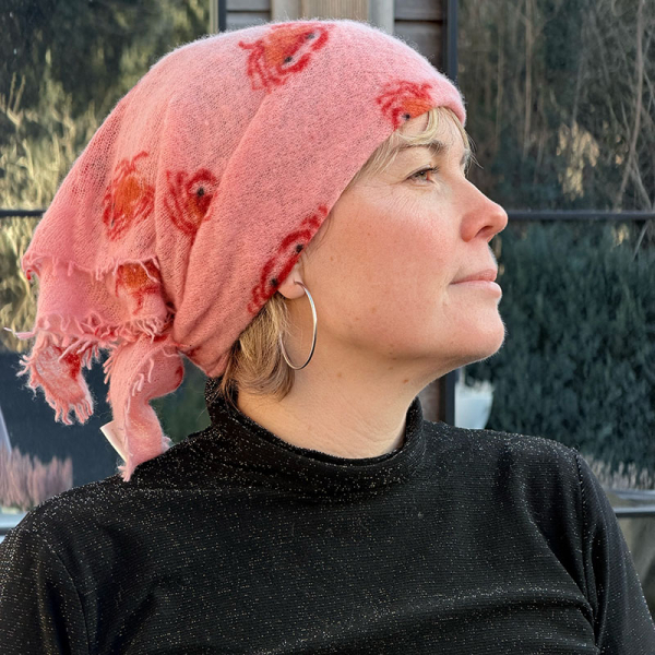 Cute Stuff, cashmere Bandana Crab kiss me, Model style 2