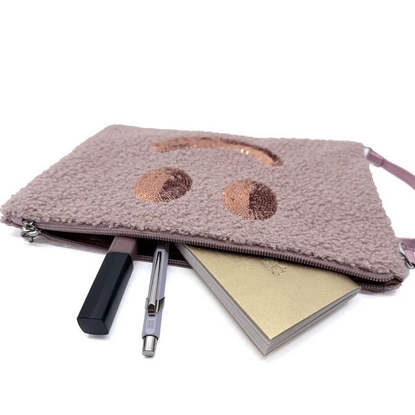 Geöffnete Cute Stuff Clutch in Misty Pink mit Notizbuch, Stift und Lippenstift