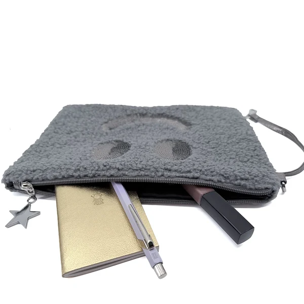 Geöffnete Cute Stuff Clutch mit Notizbuch, Stift und Lippenstift