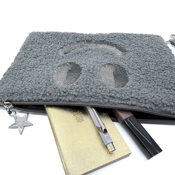Dunkelgraue Smiley-Clutch mit Reißverschluss und beispielhafter Befüllung