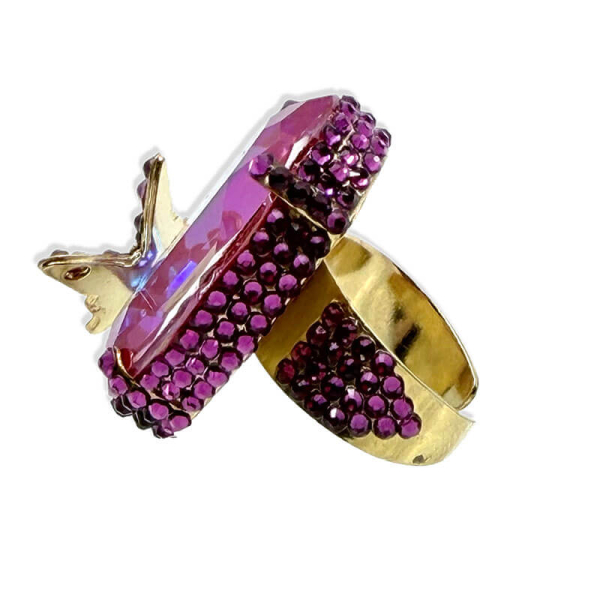 Ekaterini Ring Psyche in Laggon, großer Swarovski Kristall in pink mit einem Schmetterlin in pink, goldene Ringschiene,, side