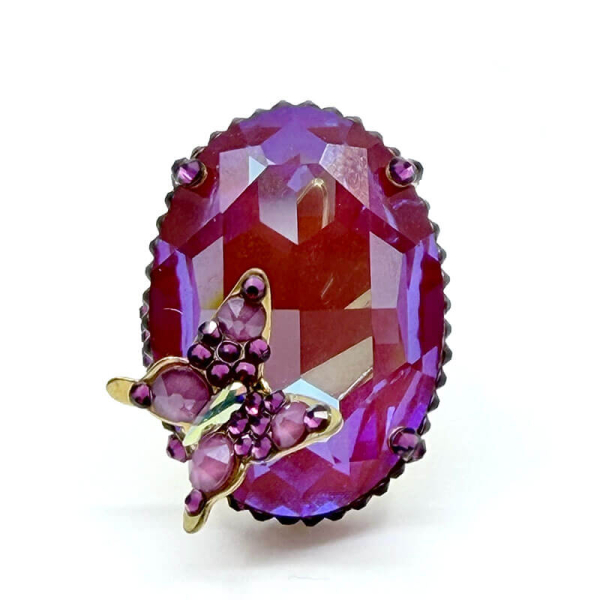 Ekaterini Ring Psyche in Laggon, großer Swarovski Kristall in pink mit einem Schmetterlin in pink, goldene Ringschiene,, front