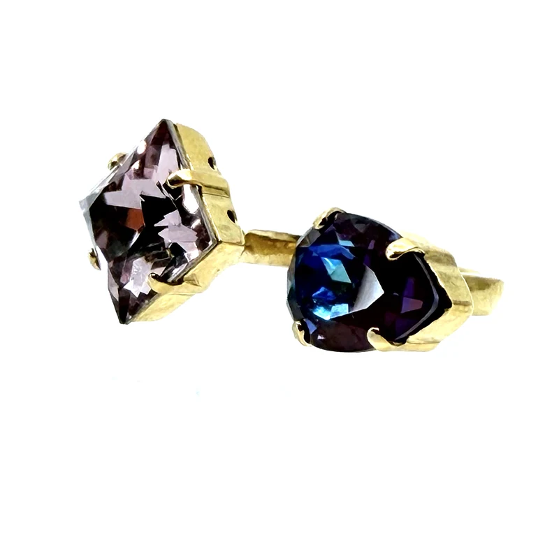 Ekaterini Princess Cloud Ring in Schrägansicht mit zwei unterschiedlich facettierten Kristallen in Hellviolett und Blauviolett