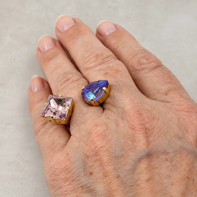 Ekaterini Princess Cloud Ring an einer Hand getragen, mit großem hellviolettem Princess-Kristall und blauviolettem Tropfenkristall