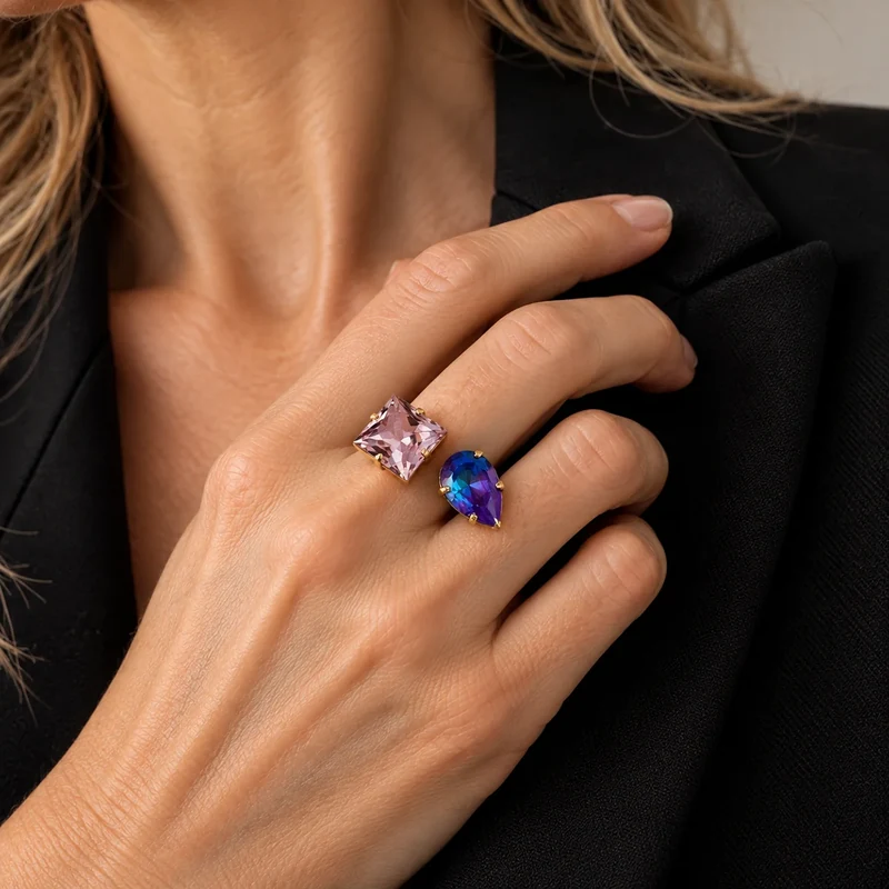 Ekaterini Princess Cloud Kristallring mit Light Amethyst und Orchid Purple an der Hand eines Models zu schwarzem Blazer, KI-gestaltete Modelinszenierung