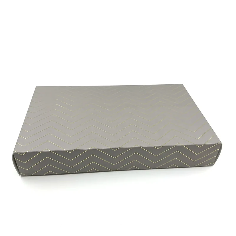 Embacollage GOLDY Faltschachtel in Taupe mit feinem goldfarbenem Zickzackmuster, rechteckige Geschenkbox 30 × 18 × 5 cm