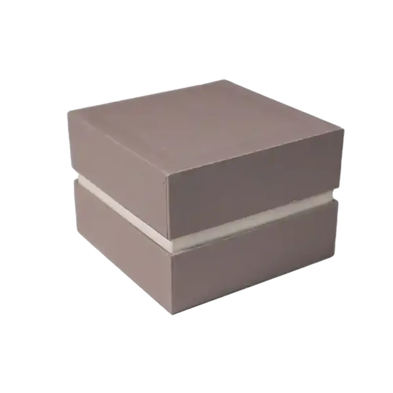 Embacollage MOKKA quadratische Geschenkbox in Mokkabraun, seitliche Ansicht mit cremefarbenem Streifen zwischen Deckel und Boden