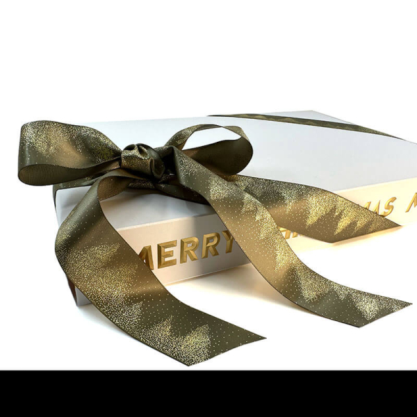 Faltschachtel weiß mit Heißfolienprägung roesegold mit Geschenkband