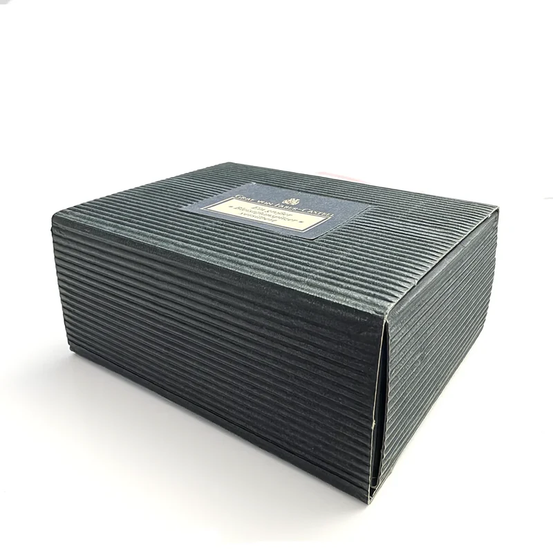 Dunkelgrüne geriffelte Originalverpackung des großen Graf von Faber-Castell Bleistiftspitzers