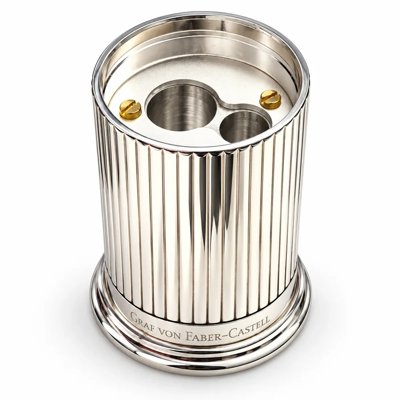 Geöffneter Graf von Faber-Castell Bleistiftspitzer mit zwei unterschiedlich großen Anspitzöffnungen