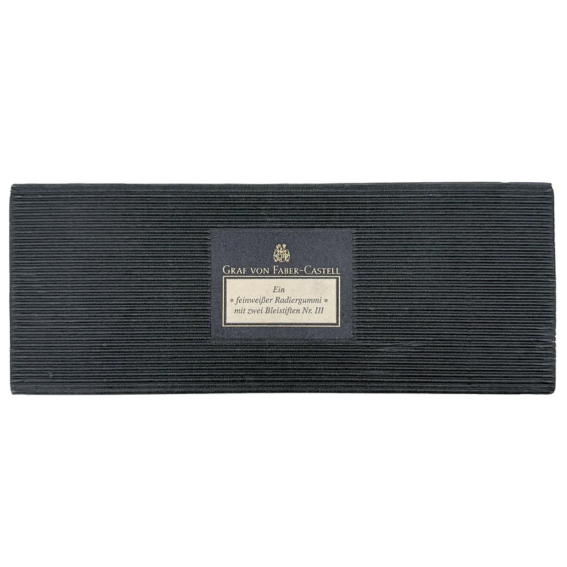 Dunkelgrüne geriffelte Originalverpackung des Graf von Faber-Castell Schreibsets mit Radiergummi und zwei Bleistiften Nr. III