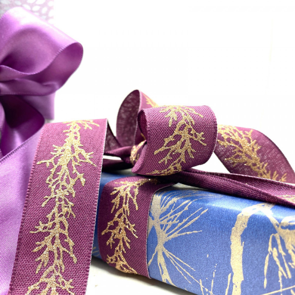 Geschenkband, roselila mit Druck Glitter gold Motiv Winter Zweig, 25 mm breit, gewebte Kante, style