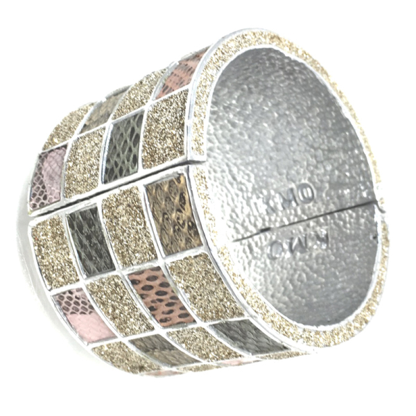 KMO, Armspange, Silberpulver, Quadrate grün-rosa-natural, Außen