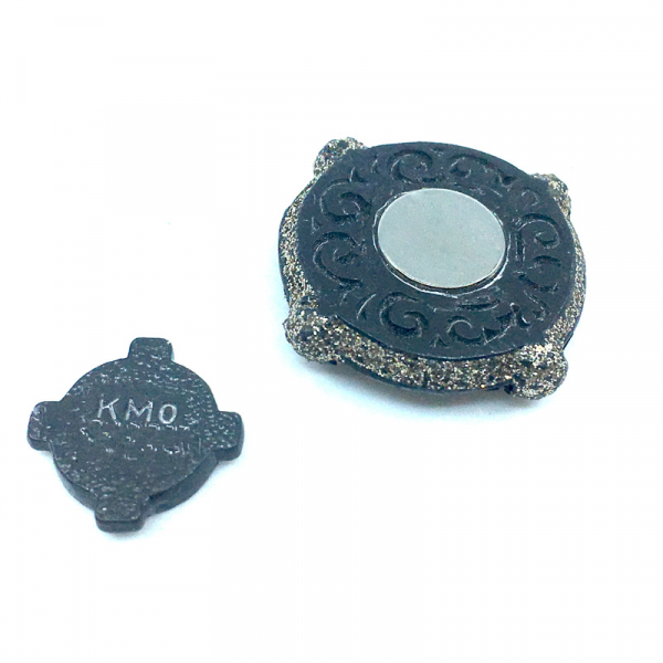 KMO Brooch Drop black Snake, Kamelite with magnetic, backside detail