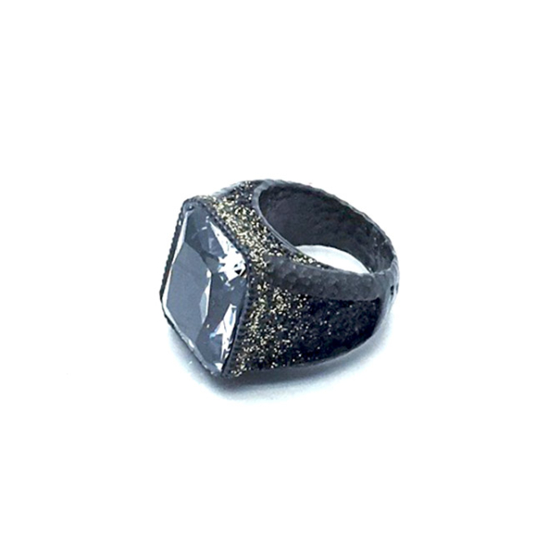 Kmo ring Solo schwarz gold mit facettiertem großem Kristall, Seitenansicht