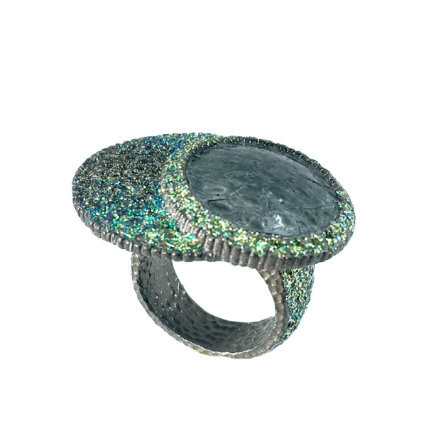 KMO Cocktailring LIZ in green with Snake inlay