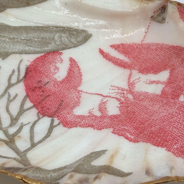 Objekt Muschelschale Jakobschmuschl bedruckt mit Lobster Rand vergoldet detail
