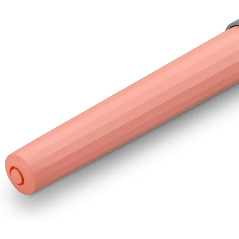 Detail des rosafarbenen, facettierten Kunststoffkorpus des Kaweco PERKEO Cotton Candy