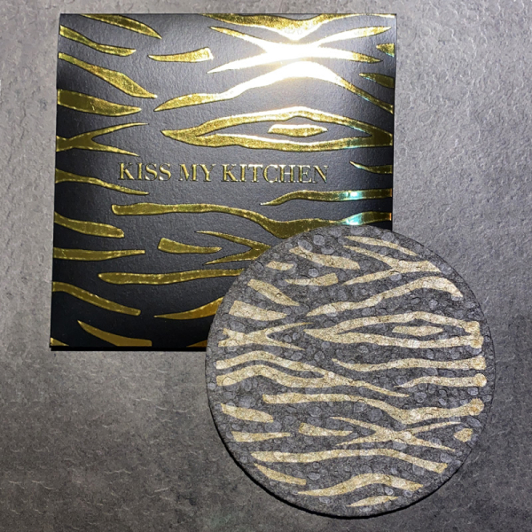 Kiss my kitchen Pop-Up Schwamm schwarz bedruckt Wild gold, mit Geschenkverpackung, Frontansicht